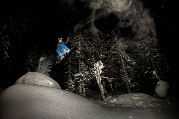 Фрірайдер їде вночі на порохових снігах дме — стокове фото