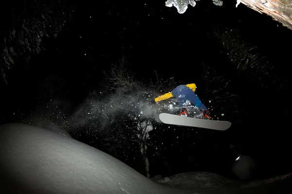 Freerider rijdt 's nachts op poeder sneeuw klappen omhoog — Stockfoto