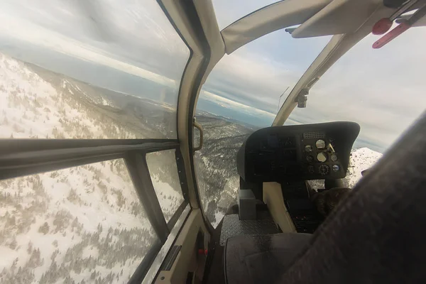 Cabina helicóptero vista de las montañas nevadas freeride heliski —  Fotos de Stock