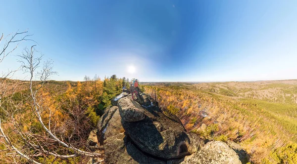 Aantal toeristen met rugzakken man en vrouw staande op een rots in de herfst bos panorama — Stockfoto