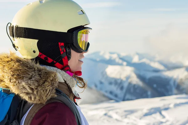 Porträtt av en snowboardåkare kvinna freerider i hjälm i snöiga berg — Stockfoto