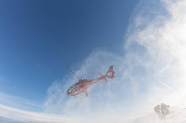 Helikopter kar tozu ile dağlara indi.