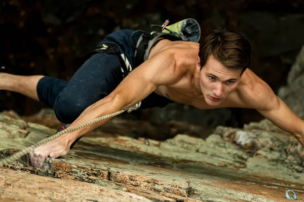 Bergsteiger klettert an einem Seil auf eine Klippe, Blick von oben — Stockfoto