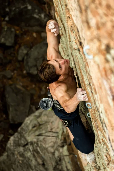 Rock climber climbs on a cliff on a rope, top view — Stock Photo, Image