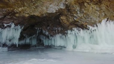 Kışın buz Mağarası Olkhon Adası'nda küçük bir denizde hava fotoğrafçılığı Deniz Baykal