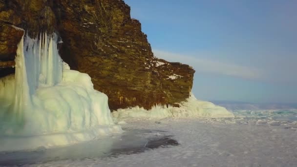 Invierno roca de hielo Olkhon Island en el lago Baikal en un pequeño mar, fotografía aérea — Vídeo de stock