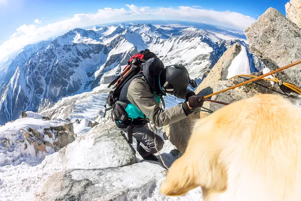 L'uomo e il labrador del cane camminano sulle montagne nuvolose — Foto Stock