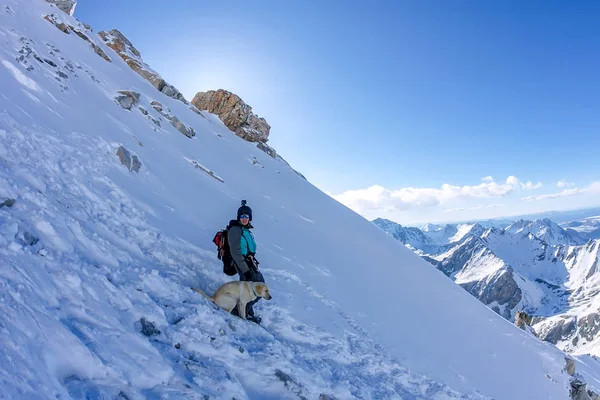 人と犬のラブラドールを下るロープ曇り山 — ストック写真