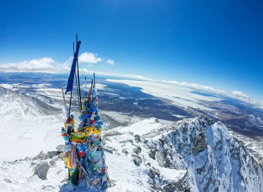 Tibetstkimi sonrası buzlu göl manzarasına sahip bir dağın tepesinde bayraklı