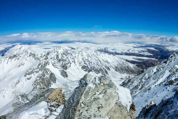 Vista do cume ao topo das montanhas nevadas para o vale e horizonte — Fotografia de Stock