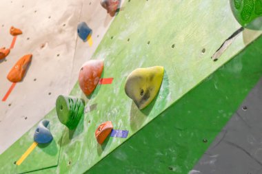 Renkli Kancalı boulder koridorda tırmanma duvarı
