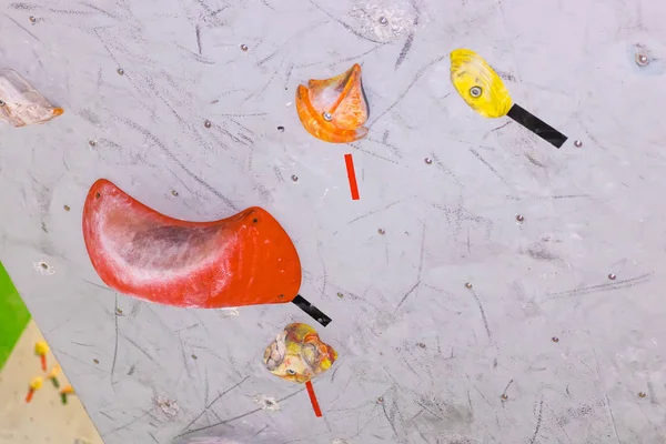 Klimmuur in de hal van de boulder met gekleurde haken — Stockfoto