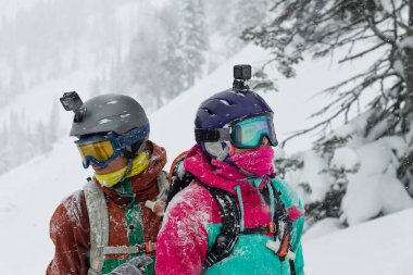 birkaç farklı yönlere bakıyor kar kask giyiyor snowboard portresi