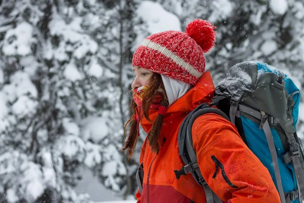 Kvinna freerider snowboardåkare stående i en snöig skog — Stockfoto