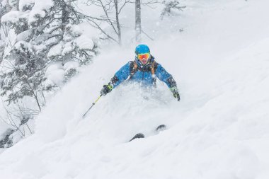 bir kar yağışı dağlarda toz karda adam kayakçı freerider iner