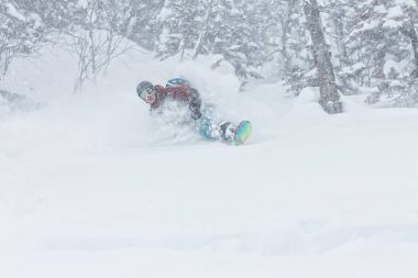 bir kar yağışı dağlarda toz karda adam snowboard freerider iner