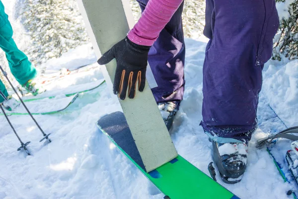 Homme freerider installe de la colle camus sur les skis, dans la neige des montagnes sauvages — Photo