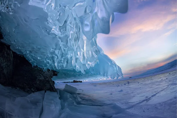 Olkhon ada, Deniz baykal kışın buz sarkıtları ile bir mağara mağara içinde günbatımı — Stok fotoğraf