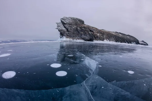 Vzduchové bubliny zamrzlé v ledu poblíž Oikoy ostrov jezera Bajkal — Stock fotografie