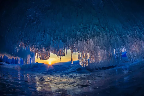 Naplemente a barlang barlangban jégcsapok a Olkhon Island, a Bajkál-tó télen — Stock Fotó