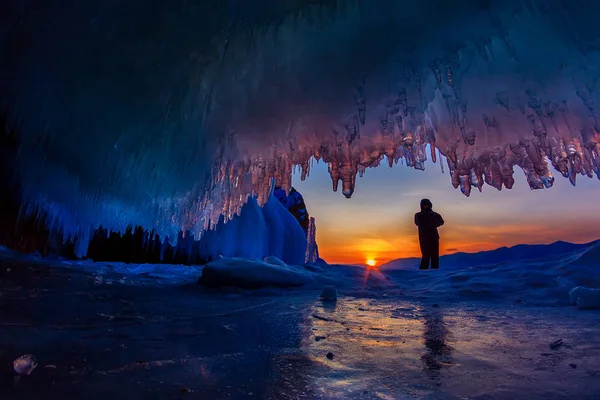 Coucher de soleil dans une grotte avec des glaçons en hiver sur l'île Olkhon, lac Baïkal — Photo