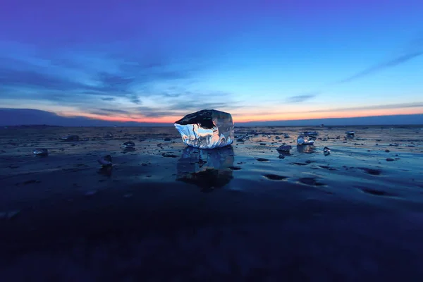 Pedaço de gelo em um baikal de inverno em uma luz púrpura do pôr do sol — Fotografia de Stock