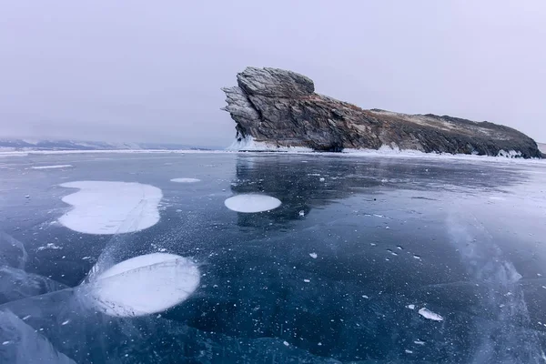 Bolhas de ar congeladas no gelo perto da Ilha Oikoy do Lago Baikal — Fotografia de Stock