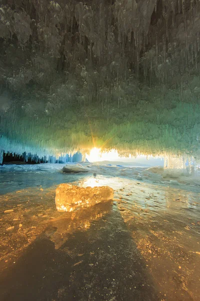 Coucher de soleil dans une grotte avec des glaçons en hiver sur l'île Olkhon, lac Baïkal — Photo