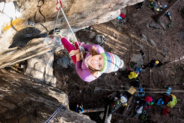 Rock-Climber κορίτσι κλάμα του πόνου που κρέμεται από ένα σκοινί με ένα θλιμμένο πρόσωπο κατά την αναρρίχηση σε βράχο — Φωτογραφία Αρχείου