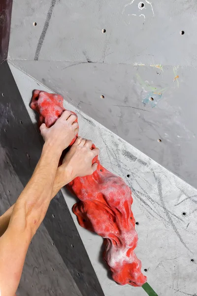 Dois homens brancos mãos são realizadas no gancho passivo oval da parede de escalada — Fotografia de Stock