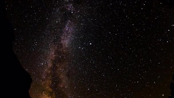 Slow time-lapse of the meteor shower perseids in the moving milky way across the night sky — Stock Video