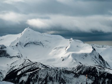 Kafkas Dağları yüksek dağ zirveleri karla ve bulutlar kaplı kış gününde