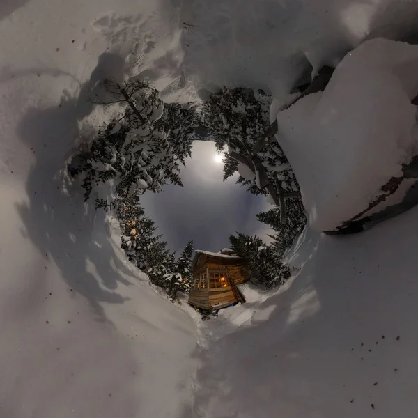 Panorama casa chalé durante uma queda de neve nas árvores floresta de inverno à noite ao luar. Planeta minúsculo 360 panorama — Fotografia de Stock