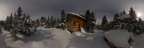 Panorama casa chalet durante una nevada en los árboles bosque de invierno por la noche a la luz de la luna. Cilindrical 360 panorama — Foto de Stock