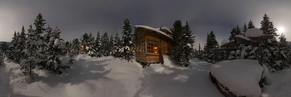 Panorama ev chalet ağaçlarda kar yağışı sırasında gece ay ışığında orman kış. Cilindrical 360 panorama