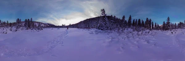 Caminhante caminha através da neve em uma floresta de inverno ao anoitecer a hora inteira nas montanhas. panorama cilíndrico 360 — Fotografia de Stock