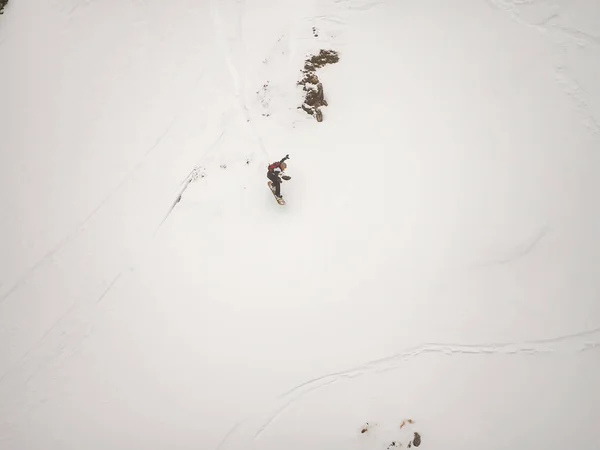 Freerider snowboardzista dół po stromym zboczu, biały śnieg i drzew w górach Kaukazu — Zdjęcie stockowe