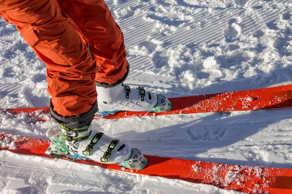 Les jambes d'un skieur freerider se rapprochent debout sur une piste de velours — Photo