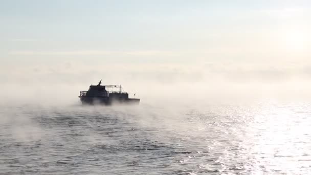 Schiff segelt im Januar auf dem Baikalsee vor Frost — Stockvideo