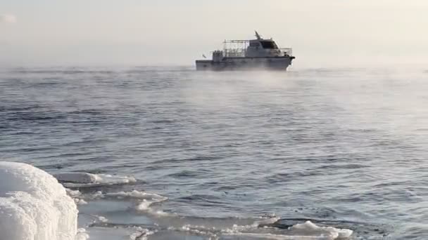 O navio navega no lago Baikal flutuando da geada ao longo da costa gelada em janeiro — Vídeo de Stock