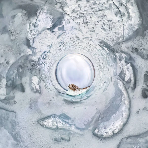 Лід бурульок на Ogoy острові зима озера Байкал. Сибіру, Росія. маленькі планети 360 — стокове фото