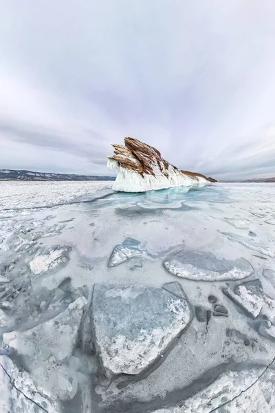 Panorama is istappar på Ogoy ön vintern Bajkalsjön. Sibirien, Ryssland — Stockfoto