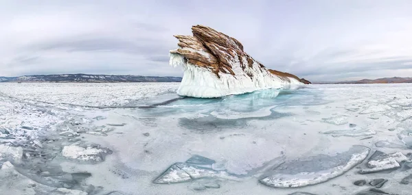 Ogoy 島冬バイカル湖パノラマ氷つらら。シベリア、ロシア — ストック写真