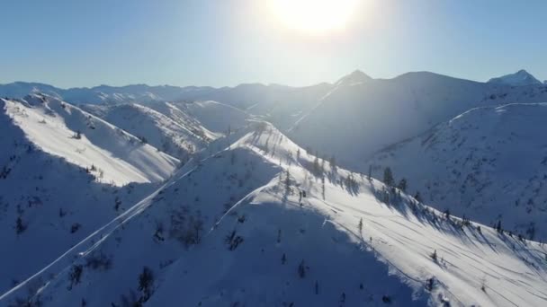 Drohne schoss Skipiste von schneebedecktem Berghang ab — Stockvideo