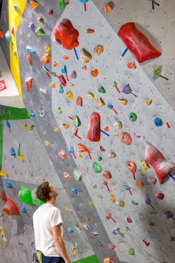 Kaya tırmanışçısı standları ve tırmanma duvarı boulder koridorda Kancalı görünüyor