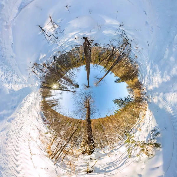 Straße im Winterwald im Morgengrauen. Winziger Planet 360-Panorama — Stockfoto