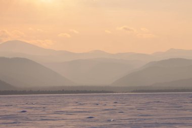 Panorama kış dağ, puslu dağ başında pembe şafak tepeler.