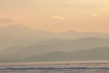 Panorama kış dağ, puslu dağ başında pembe şafak tepeler.