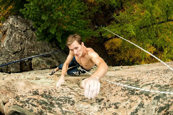 ロック ・ クライマーがロープ、トップ ビューで崖の上登ってください。 — ストック写真