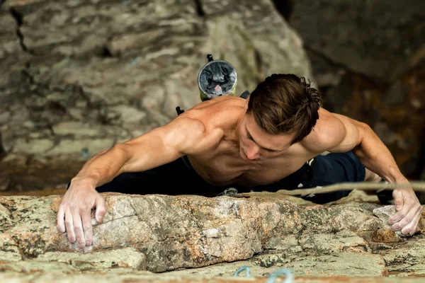 Bergsteiger klettert an einem Seil auf eine Klippe, Blick von oben — Stockfoto